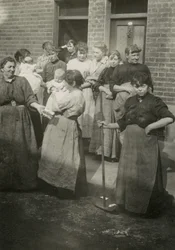 Escena de calle, mujeres y bebés, Londres