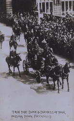 SAR el Duque y la Duquesa de York pasando por Piccadilly (foto en b/n)