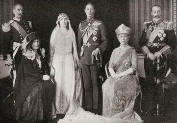 La Familia Real Británica en la boda del Duque y la Duquesa de York, 1923, de La Historia de Veinticinco Años, publicado en 1935