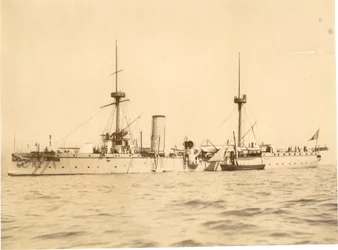 El "Chih Yuan" anclado frente a la costa sur en Hove, Barco local al lado, c.1886