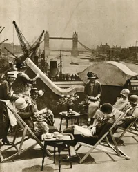 La piscina desde el jardín en la azotea del Langbourne Club para Mujeres de la Ciudad