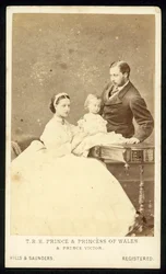 El Príncipe y la Princesa de Gales y el Príncipe Víctor