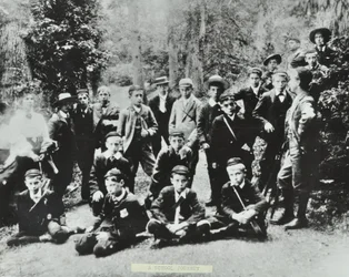El primer viaje escolar de la Junta Escolar de Londres. Niños de Bell Road Higher Grade School, Peckham visitan una mina en el Bosque de Dean, 1896