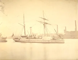 El lado de estribor del cañonero "Delta" amarrado en el río Tyne, c.1876