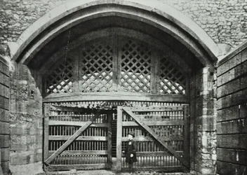 Torre de Londres, Tower Hill: Puerta de los Traidores, 1890