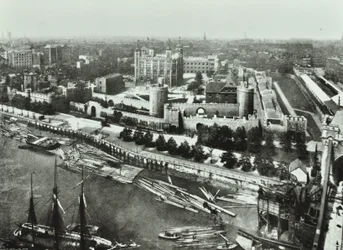 Torre de Londres, Tower Hill: desde Tower Bridge, 1890