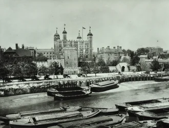 Torre de Londres, Tower Hill: desde el río, 1895