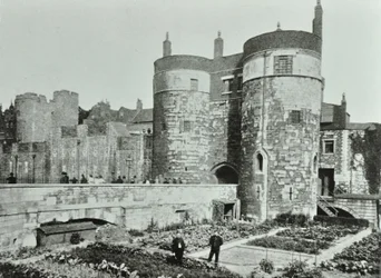 Torre de Londres, Tower Hill: las torres Beauchamp y Byward, 1895