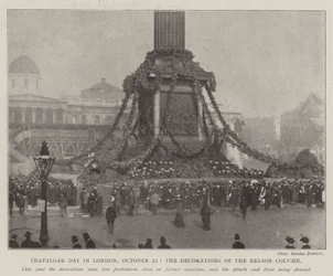 El Día de Trafalgar en Londres, 21 de octubre, las decoraciones de la columna de Nelson