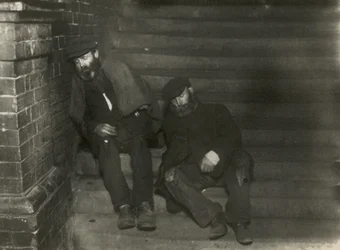 Dos vagabundos durmiendo en escalones