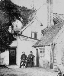 Dos hombres fuera de la cabaña Enfield, c.1890