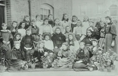 Clase desconocida de niñas, 1896