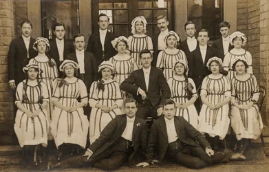Inusual grupo de hombres y mujeres jóvenes, principios del siglo XX (foto en b/n)