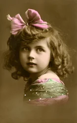 Niña victoriana con un lazo rosa en el cabello