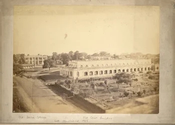 Vista del Old Dhaka College y el Old Court Building, c.1875 (fotografía en B/N)