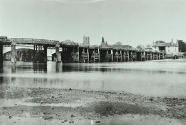 Vista de los puentes antiguo y nuevo de Putney con casa de malta y la iglesia All Saints al fondo, 1885