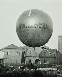 Globo Vivienne III frente a la Wandsworth Gas Company, 1898