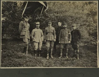 William Lawrence Bragg y Harold Roper Robinson con otros, Vosges, 1915