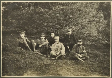 William Lawrence Bragg y Harold Roper Robinson con otros, Vosges, 1915