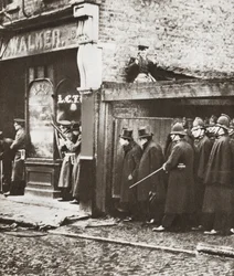 Winston Churchill durant le siege de Sydney street, Londres 1911 (foto b/n)