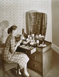 Mujer en su tocador, c. 1955