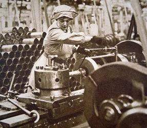 Trabajadora en una fábrica de municiones en Gran Bretaña durante la Primera Guerra Mundial