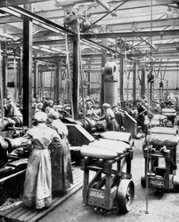 Mujeres fabricando proyectiles de alto explosivo
