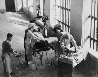 Unidad de cirugía de campo operando en una prisión italiana bajo fuego durante la Segunda Guerra Mundial, de una colección de 650 fotografías compiladas por la Command Association