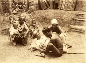 Un hombre Shan siendo tatuado, 1890