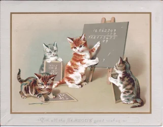 Tarjeta de felicitación victoriana con un gatito escribiendo en una pizarra sobre un caballete, mientras otros dos sostienen pequeñas pizarras entre sus patas, hacia 1880