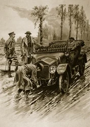 Un chófer del Cuerpo Auxiliar del Ejército de Mujeres arrancando el motor de un coche de oficiales, 1914-19
