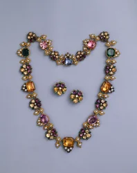 Collar de oro y joyas de la Regencia con topacios, amatistas, turmalinas rosas, esmeraldas, zafiros y peridotos, con un par de pendientes de flores, c.1810