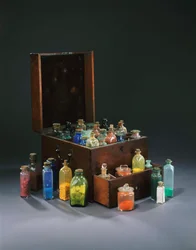 Caja de colores de artista de caoba, supuestamente propiedad de John Adams del HMS Bounty, que contiene botellas de vidrio con pigmento coloreado