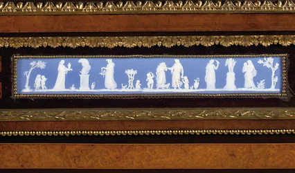 Un gabinete lateral de mediados de la época victoriana
