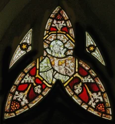 Una ventana norte que representa la Trinidad