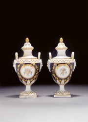 Un par de jarrones con asas de Chelsea-Derby y dos tapas, c.1775