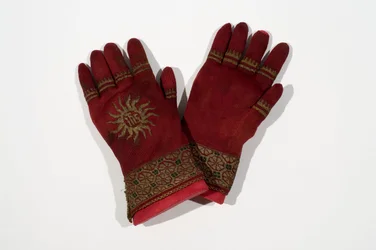 Un par de guantes de seda tejidos, posiblemente pertenecientes al Arzobispo William Warham, finales del siglo XV o principios del XVI