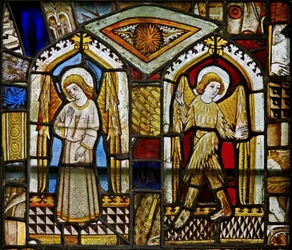 Un panel en la ventana este que representa ángeles, uno con plumas