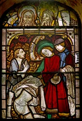 Un panel en la ventana este que representa las Obras de Misericordia: vestir al desnudo; también algunas cabezas finamente restauradas