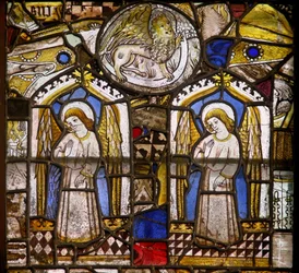 Un panel en la ventana este que representa dos ángeles y el león de San Marcos
