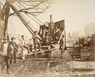 Una grúa de vapor en operación durante la construcción de la Línea Circular en Paddington, Londres, c.1890