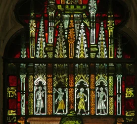 Una ventana en la Capilla de la Dama que representa un dosel con figuras