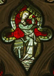 Una ventana en la Capilla de la Dama que representa un ángel músico con campanas