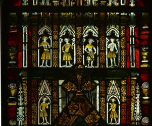 Una ventana en la Capilla de la Dama que representa figuras en un dosel