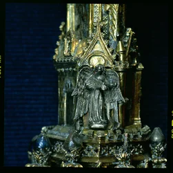 Ángel tocando una guitarra con plectro, detalle del báculo de William of Wykeham (c.1320-1404) (plata dorada)