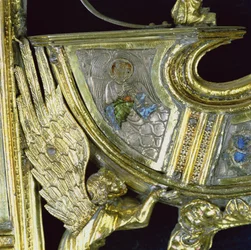 Ángel tocando un pequeño chirimía, detalle del báculo de William of Wykeham (c.1320-1404) (plata dorada y esmalte champlevé)
