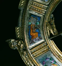 Ángel tocando un instrumento de viento, detalle del báculo de William of Wykeham (c.1320-1404) (plata dorada y esmalte champlevé)