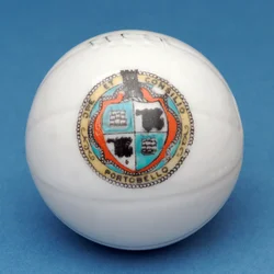 Recuerdo armorial miniatura de fútbol con transferencia del escudo de Portobello
