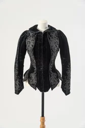 Chaqueta de terciopelo negro bordada con seda negra aplicada y cuentas de metal, finales de la década de 1890