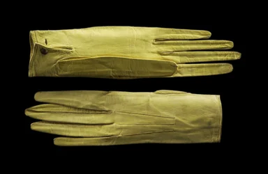 Guantes amarillos brillantes hasta la muñeca